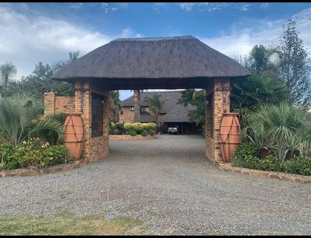 5 BEDROOM HOUSE FOR SALE IN ORANJEVILLE